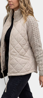 Veste courte matelassée Mahaute Fairford beige avec manches en maille et col montant, style élégant et chaud.