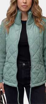 Veste courte matelassée Mahaute Fairford en vert sauge avec manches en maille et col montant, style élégant et chaud.