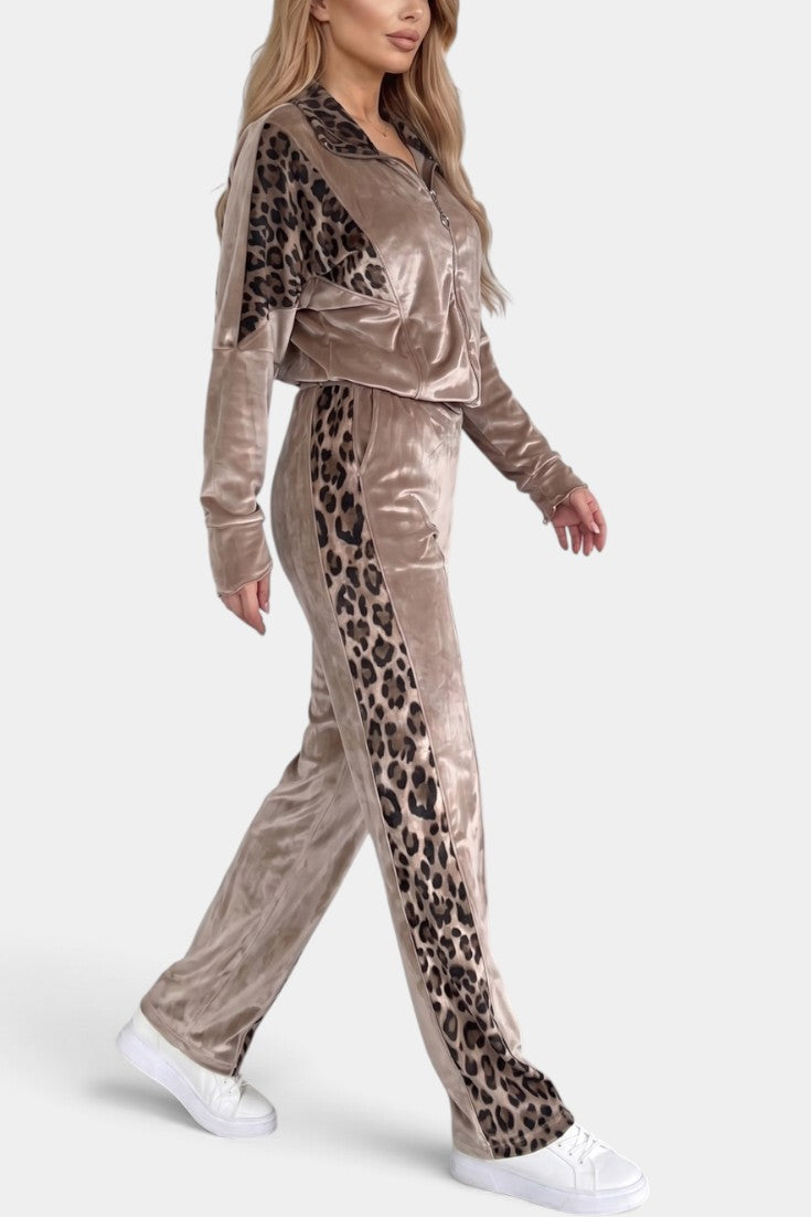 Ensemble deux pièces Fenella Mahaute en velours avec imprimé léopard, veste zippée et pantalon assorti, style chic et confortable.