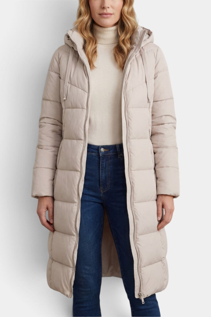 Doudoune longue beige Mahaute Frescetta avec capuche matelassée et fermeture zippée, doublure chaude et style élégant.