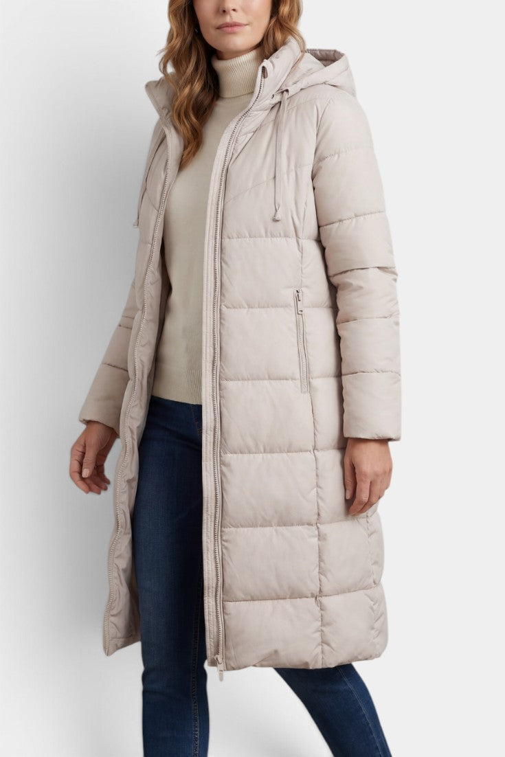 Doudoune longue matelassée beige Mahaute Frescetta avec capuche et fermeture zippée, vue de face.