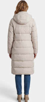 Doudoune longue matelassée beige Mahaute Frescetta avec capuche et fermeture éclair, idéale pour l'hiver.