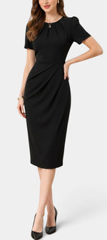 Robe mi-longue noire Mahaute Gaudencia avec drapé latéral et manches courtes, ajustée pour un style élégant.