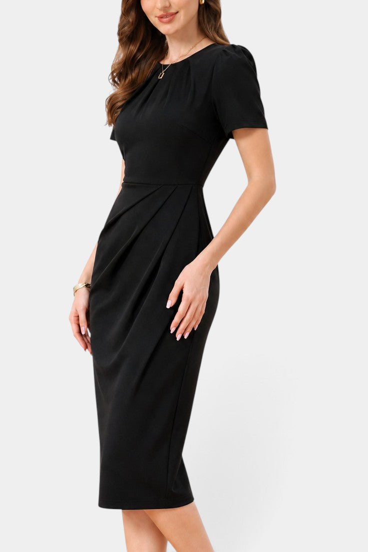 Robe mi-longue noire Mahaute Gaudencia avec drapé latéral et manches courtes, coupe ajustée élégante et moderne.