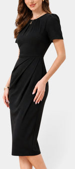 Robe mi-longue noire Mahaute Gaudencia avec drapé latéral et manches courtes, coupe ajustée élégante et moderne.