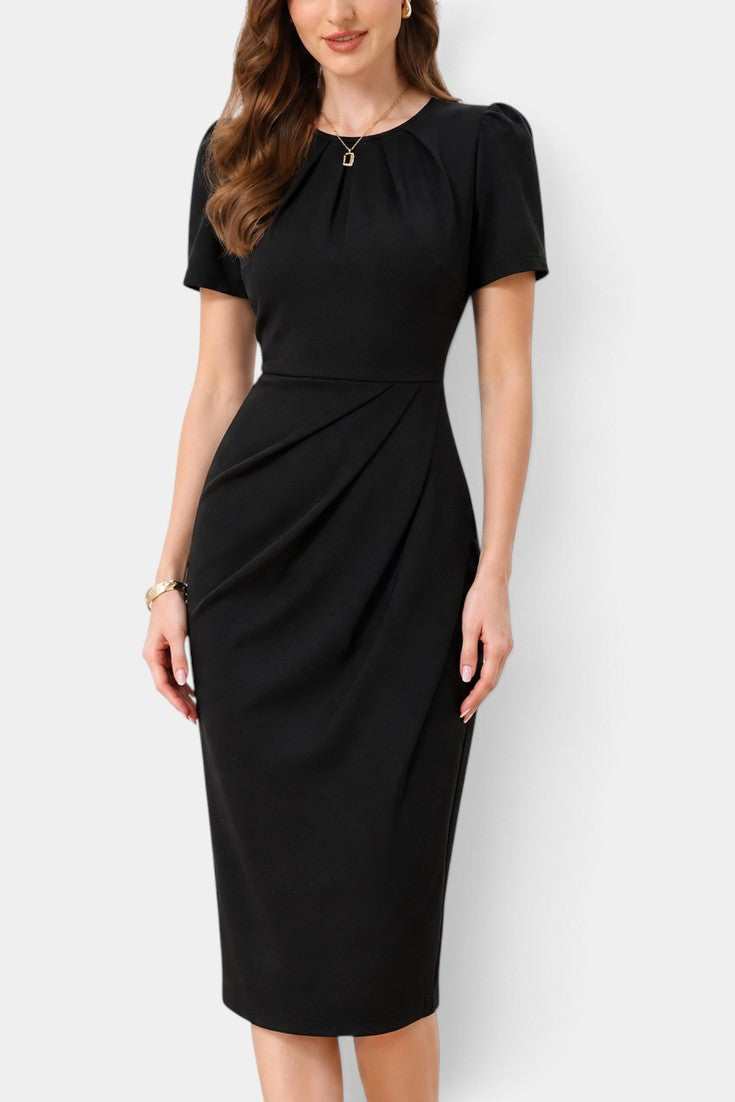 Robe mi-longue noire Mahaute Gaudencia avec drapé latéral et manches courtes, ajustée pour un style élégant et sophistiqué.