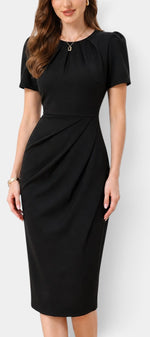 Robe mi-longue noire Mahaute Gaudencia avec drapé latéral et manches courtes, ajustée pour un style élégant et sophistiqué.