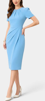 Robe mi-longue bleue Mahauté Gaudencia avec drapé latéral et manches courtes, ajustée pour un look élégant.