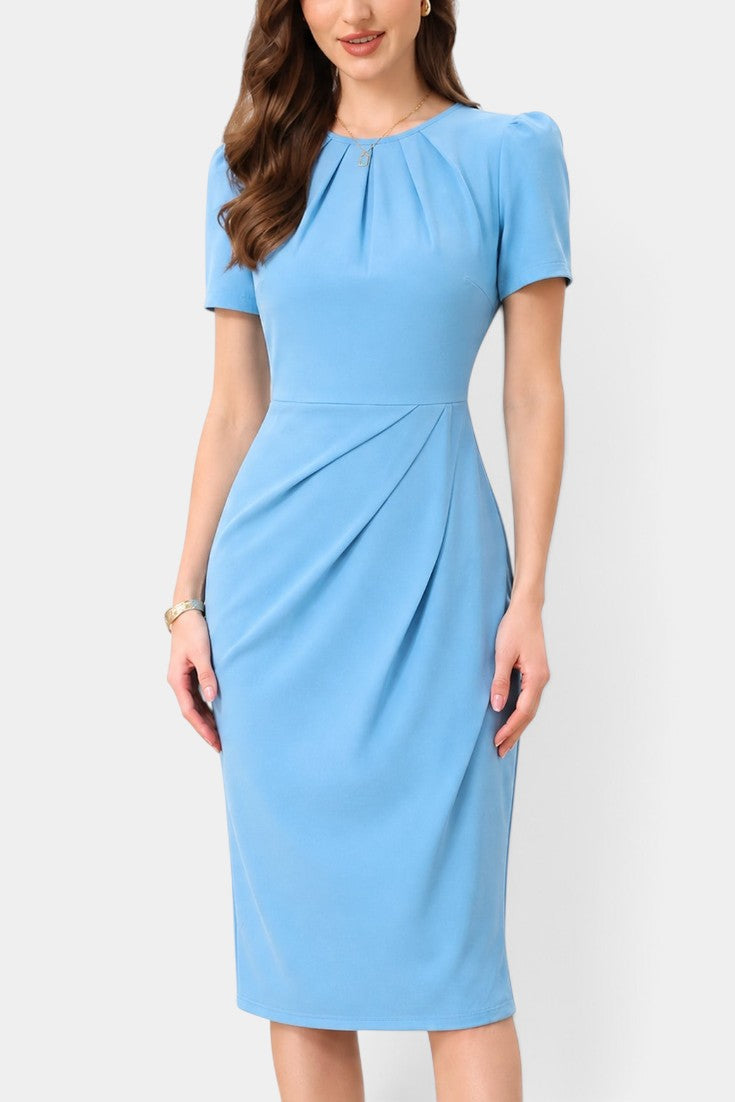 Robe mi-longue ajustée Mahaute Gaudencia bleu avec drapé latéral et manches courtes, élégante et sophistiquée.