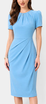 Robe mi-longue ajustée Mahaute Gaudencia bleu avec drapé latéral et manches courtes, élégante et sophistiquée.