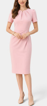 Robe mi-longue ajustée Mahaute Gaudencia rose avec drapé latéral et manches courtes, élégante et féminine.