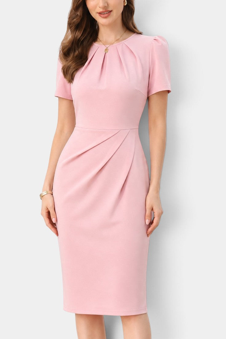 Robe mi-longue ajustée Mahaute Gaudencia rose avec drapé latéral et manches courtes, élégante et féminine.