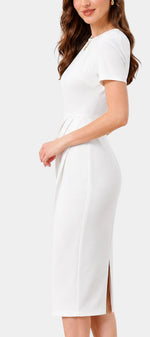 Robe mi-longue blanche Mahaute Gaudencia avec drapé latéral et manches courtes, ajustée pour un style élégant et moderne.