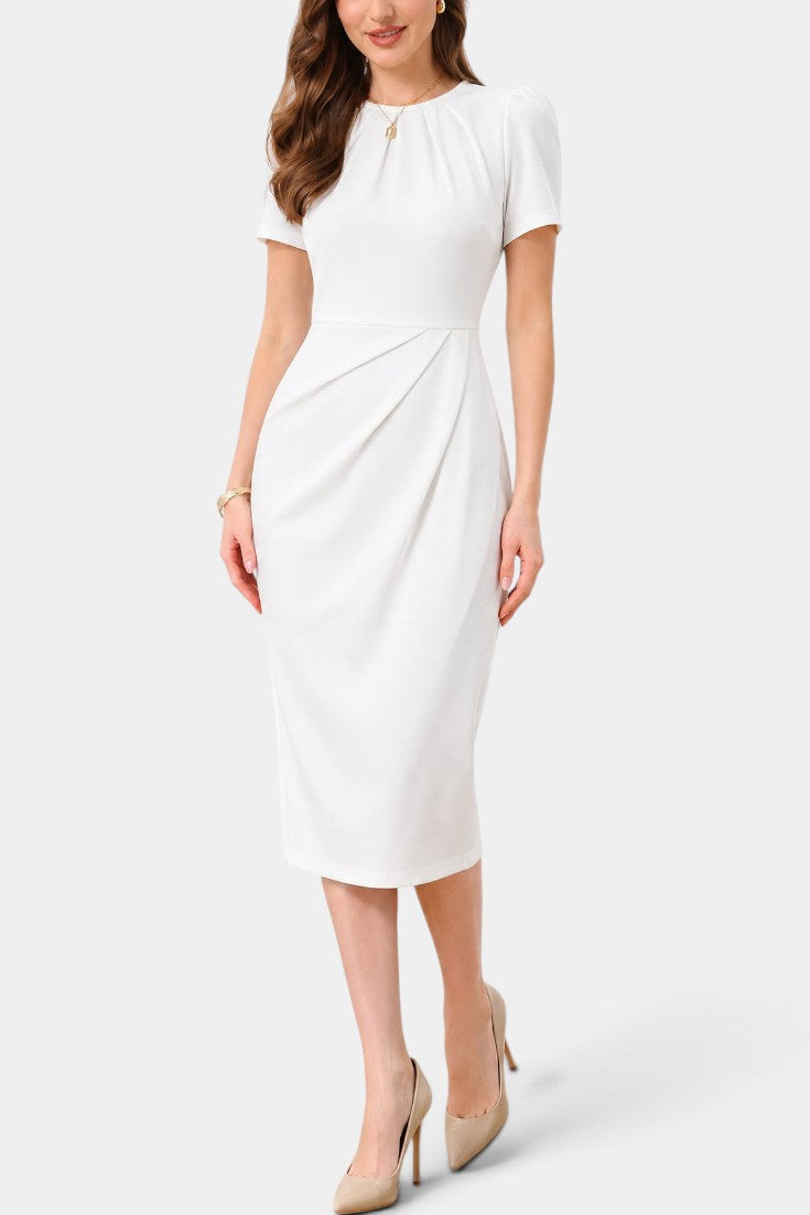 Robe mi-longue blanche Mahaute Gaudencia avec drapé latéral et manches courtes, ajustée pour une silhouette élégante.