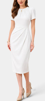 Robe mi-longue blanche Mahaute Gaudencia avec drapé latéral et manches courtes, ajustée pour une silhouette élégante.