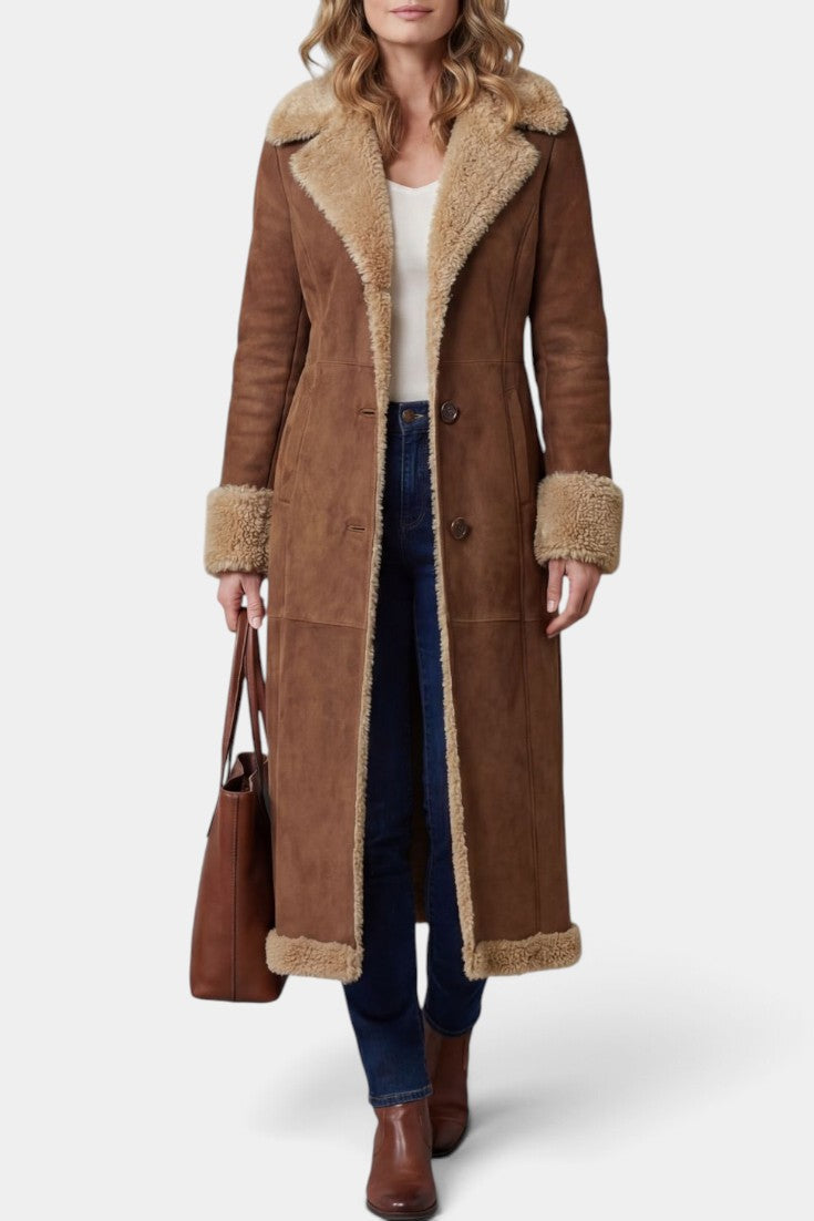 Manteau long Mahaute Gerlinde en faux suède avec col fourré et boutonnière, effet peau lainée, élégance hivernale.