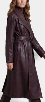 Manteau long effet cuir avec ceinture et col tailleur de la marque Mahaute, couleur bordeaux, porté en image.