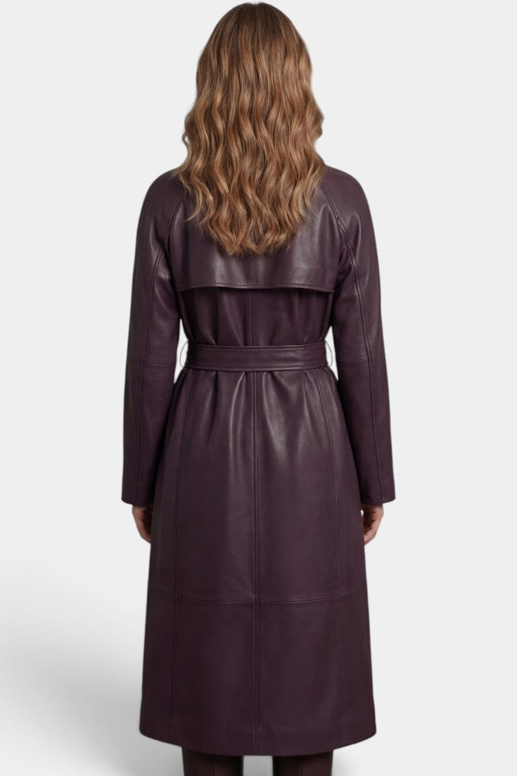 Manteau long effet cuir mauve Mahaute Gersende avec ceinture et col tailleur, doublure visible à l'intérieur.