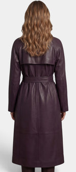 Manteau long effet cuir mauve Mahaute Gersende avec ceinture et col tailleur, doublure visible à l'intérieur.