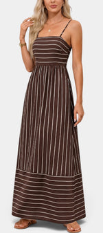 Robe longue à rayures marron Mahaute Hannelore avec bretelles fines et dos découpé, style élégant et décontracté.