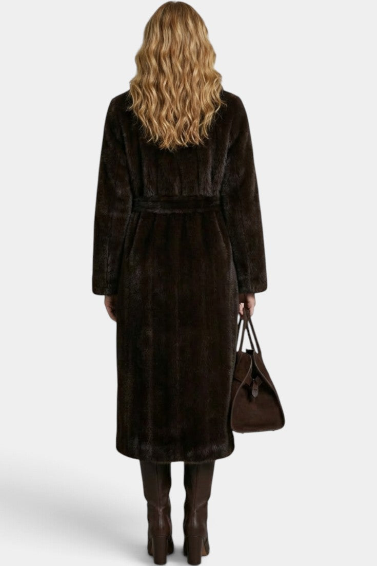 Manteau long efffet fourrure marron Mahaute Haworth avec ceinture et col tailleur, élégant et chaud.