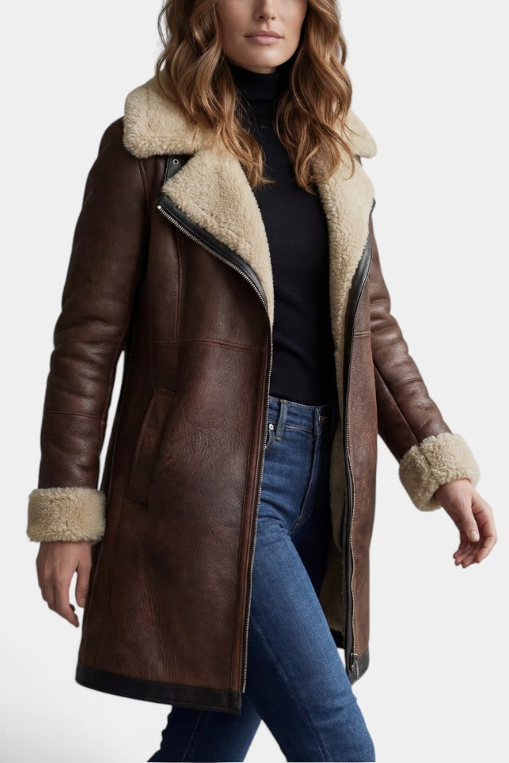 Manteau mi-long en faux cuir marron Hildegarde de Mahaute avec col fourré et fermeture éclair, style élégant et moderne.
