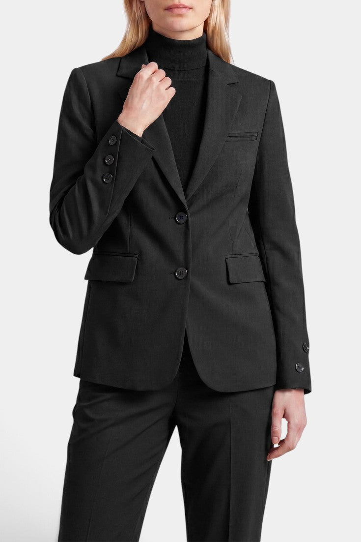 Veste blazer noire Mahaute Iria, cintrée avec col tailleur et boutons, élégante et ajustée pour un style professionnel.