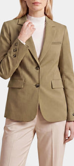 Veste blazer cintrée Mahaute Iria en olive avec col tailleur et boutons, vue de face.