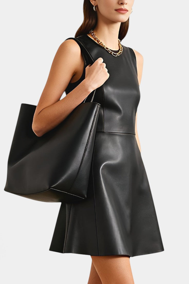 Robe courte évasée en faux cuir noir Isolda par Mahaute, sans manches, style élégant et moderne.