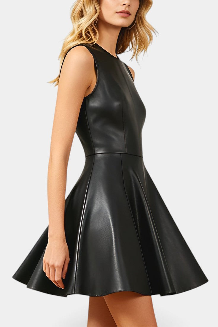 Robe courte évasée en faux cuir noir sans manches de la marque Mahaute, modèle Isolda, portée avec col rond.