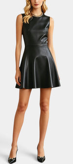 Robe courte évasée en faux cuir noire de la marque Mahaute, sans manches, modèle Isolda, avec effet peau.