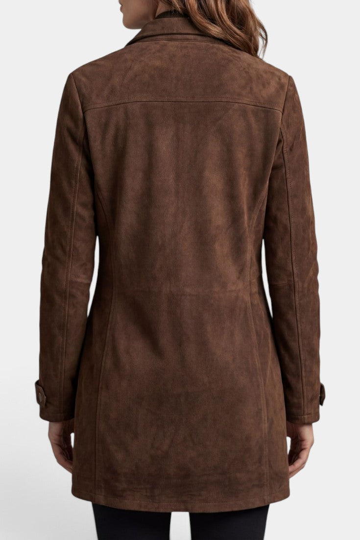 Veste mi-longue en daim marron de la marque Mahaute, avec fermeture zippée et poches à rabat, vue de dos.