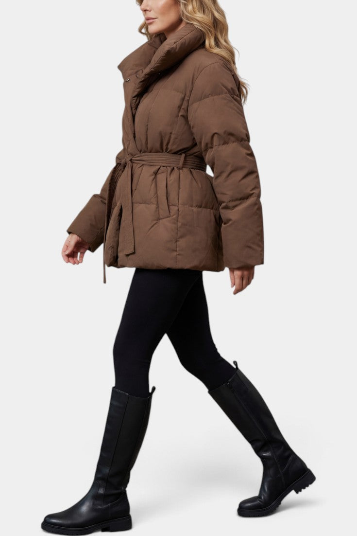 Doudoune courte matelassée marron Mahaute Keishaly avec ceinture et col oversize, idéale pour un look tendance et chaud.