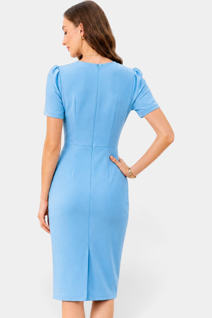 Robe mi-longue Mahaute ajustée à drapé latéral et manches courtes, vue arrière, couleur bleu clair.