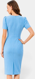 Robe mi-longue Mahaute ajustée à drapé latéral et manches courtes, vue arrière, couleur bleu clair.