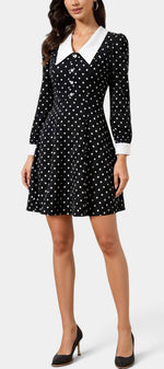 Robe courte Liselot de Mahaute avec pois, col contrasté et manches longues, style élégant et tendance.
