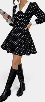 Robe courte Liselot à pois de Mahaute avec col contrasté et manches longues, style élégant et tendance.