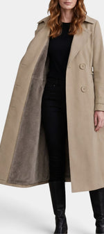 Mahaute trench long beige avec doublure en fourrure, ceinture, double boutonnage, style élégant et chaud.