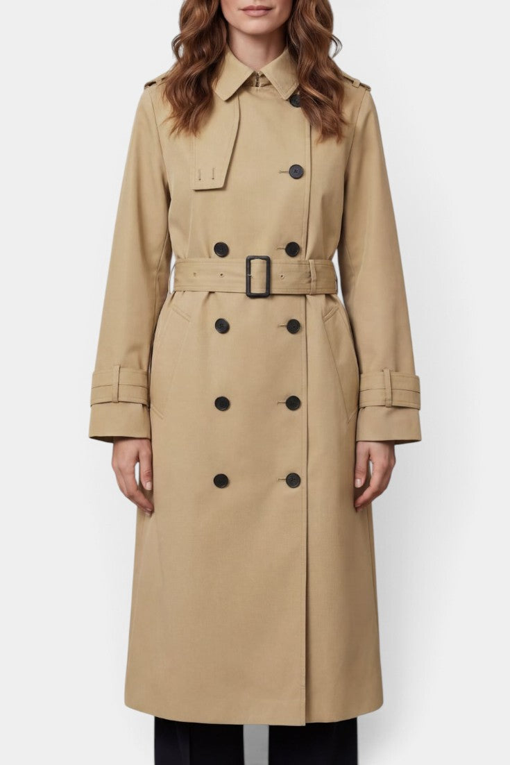 Mahaute trench long beige Austreberthe avec ceinture, double boutonnage et épaulettes, porté dans une vue de face.
