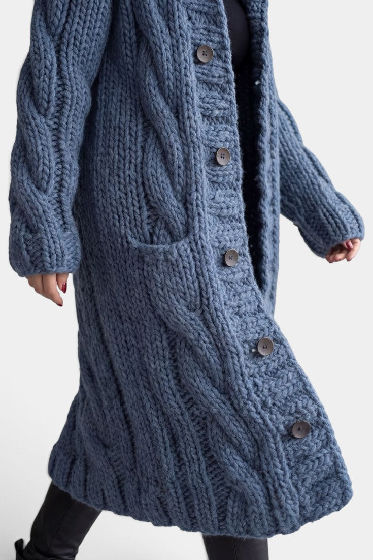 Cardigan long en maille torsadée bleue Mahaute avec capuche et boutons, style confortable et chaud pour l'hiver.