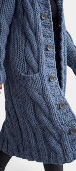 Cardigan long en maille torsadée bleue Mahaute avec capuche et boutons, style confortable et chaud pour l'hiver.