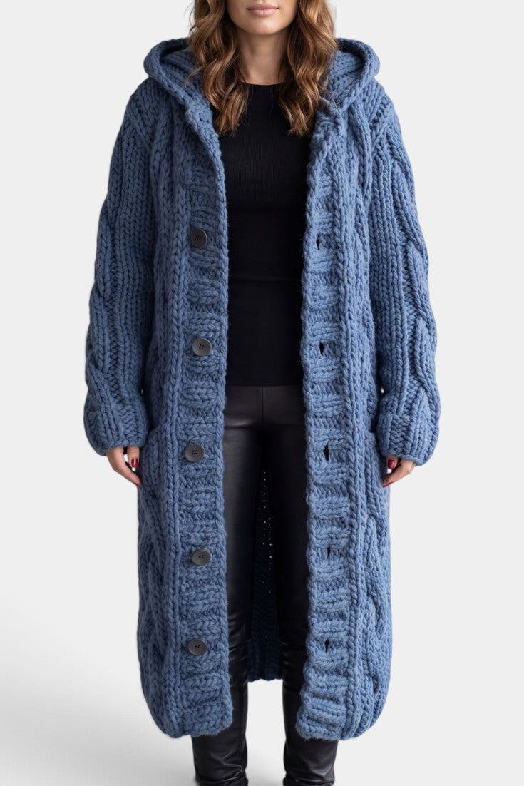 Cardigan long en maille torsadée bleue avec capuche et boutons, marque Mahaute, vêtement chaud et confortable.