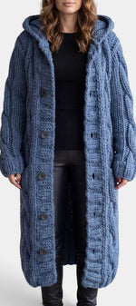 Cardigan long en maille torsadée bleue avec capuche et boutons, marque Mahaute, vêtement chaud et confortable.