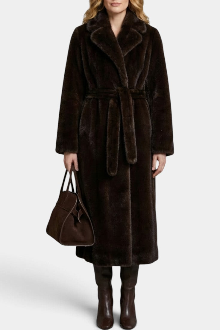 Manteau long en fausse fourrure marron Mahaute avec ceinture et col tailleur, style élégant et chaud.