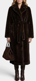 Manteau long en fausse fourrure marron Mahaute avec ceinture et col tailleur, style élégant et chaud.