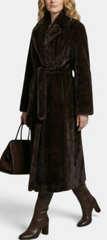 Manteau long marron Mahaute en fausse fourrure avec ceinture et col tailleur, style élégant et chaud.