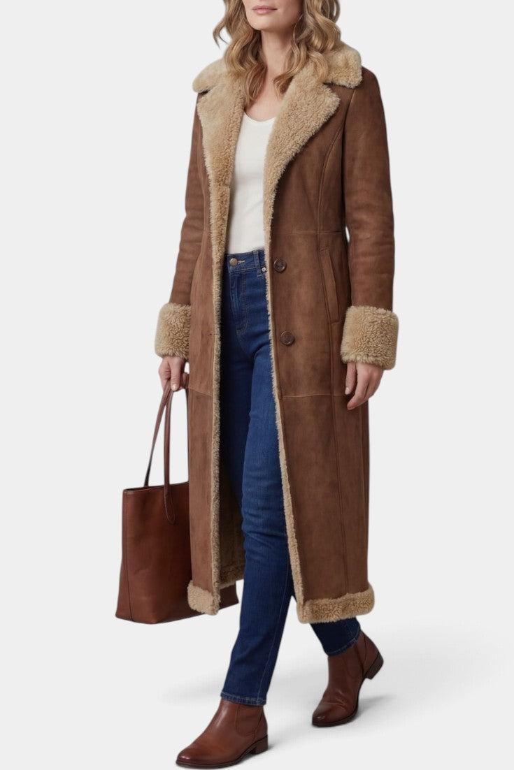 Manteau long Mahaute Gerlinde en suède synthétique marron avec col fourré et boutonnière, effet peau lainée.