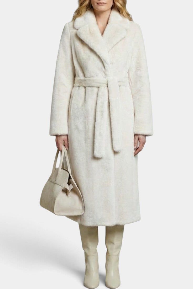 Manteau long beige en fausse fourrure de la marque Mahaute avec ceinture et col tailleur, élégant et chaud.
