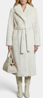 Manteau long beige en fausse fourrure de la marque Mahaute avec ceinture et col tailleur, élégant et chaud.
