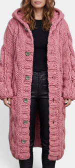 Cardigan long en maille torsadée rose Mahaute avec capuche et boutons, décontracté et chaud, porté dans une image.